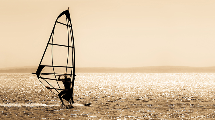 Windsurfer auf der glitzernden Nordsee vor Wangerooge bei untergehender Sonne