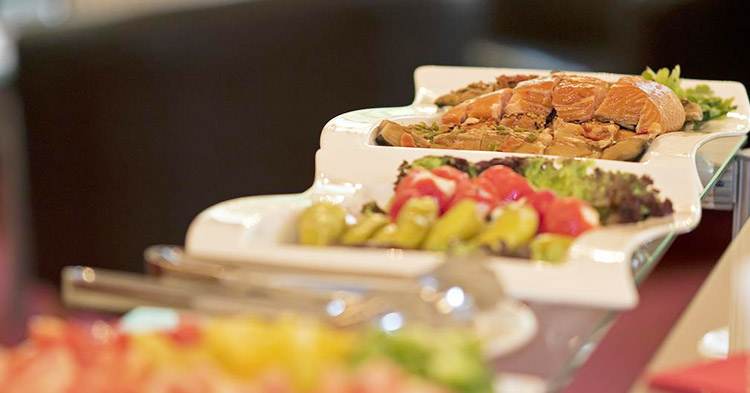Fein angerichtete Snacks mit Lachs, Antipasti und frischem Gemüse in der Hausbar des Parkhotel Wangerooge